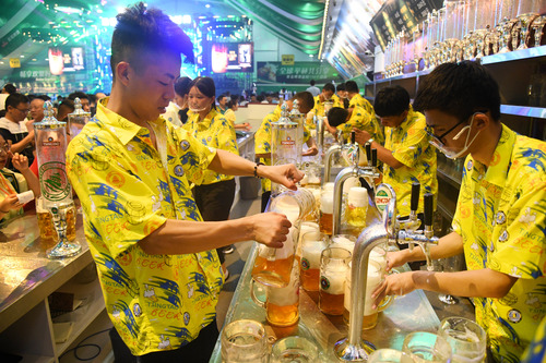 Staff members prepare beer for customers at the West Coast Golden Beach Beer City during the Qingdao International Beer Festival in Qingdao, east China's Shandong Province, July 26, 2019. The 29th Qingdao International Beer Festival kicked off here on Friday. (Xinhua/Li Ziheng)
