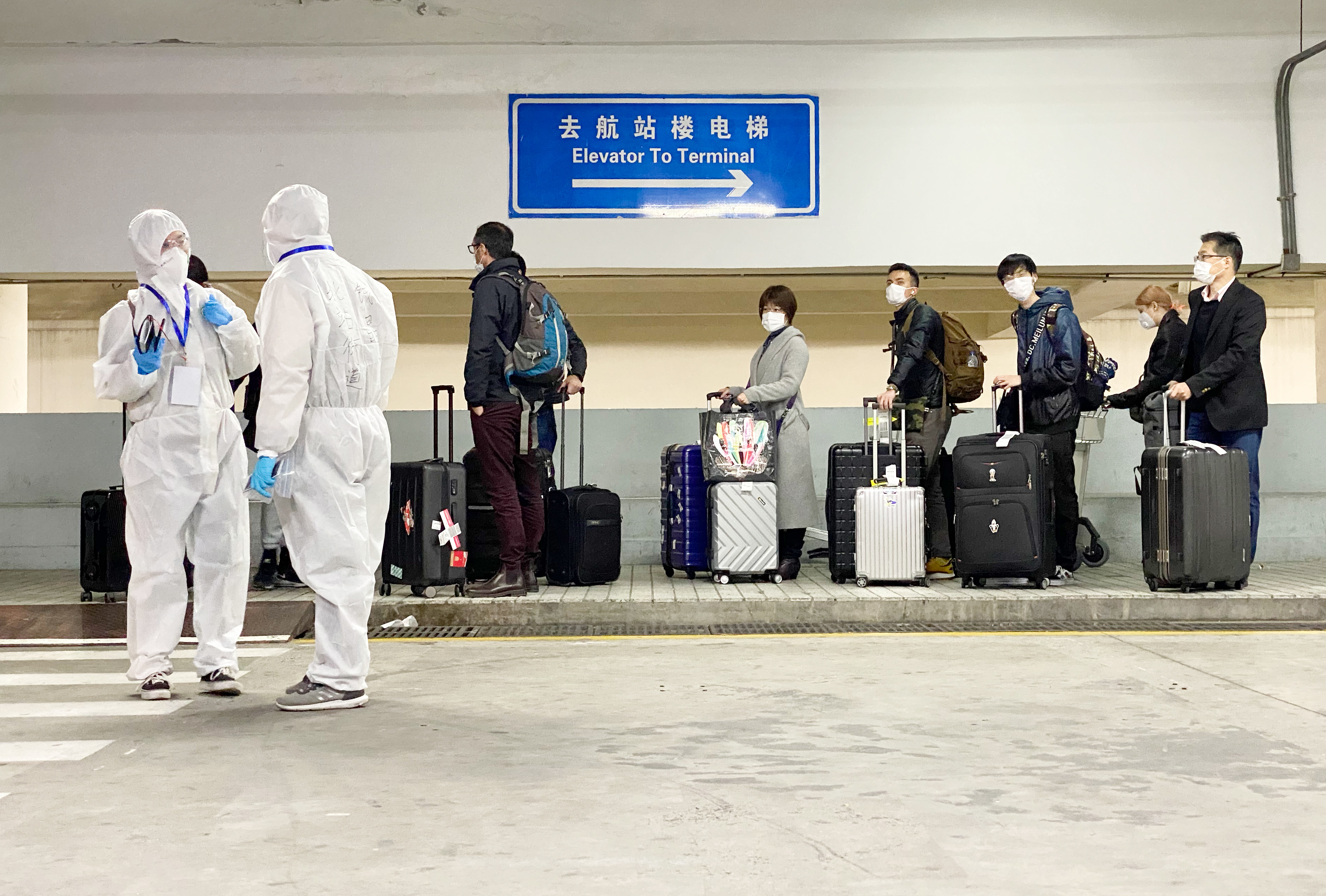 Passengers entering China wait for a transfer bus at the Pudong International Airport in Shanghai, east China, March 19, 2020. (Xinhua/Ding Ting)